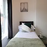 Lovely Coventry Home - Great For Business, Contractors, Families, Relocators, Mins Walk To City Centre And University