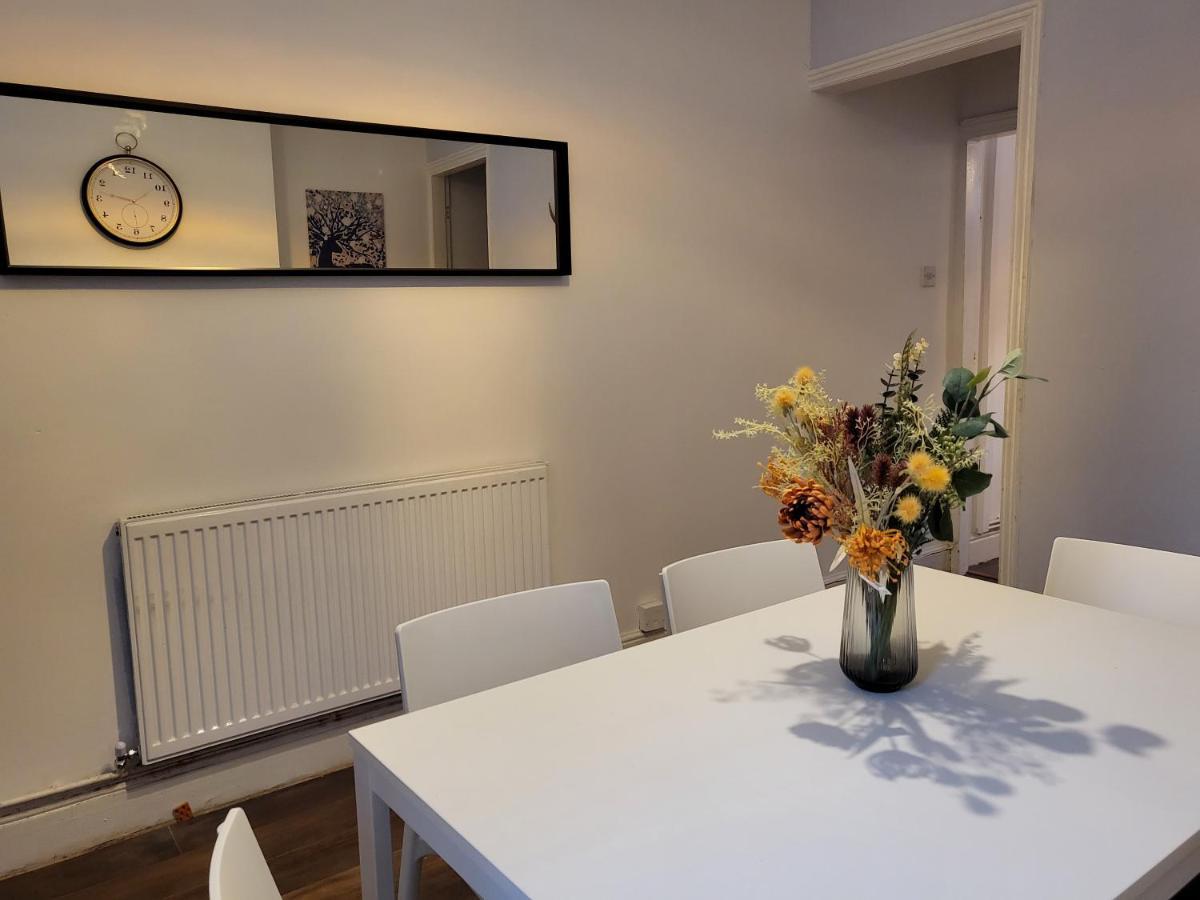 Apartment Centre Home: Business & Family-friendly Retreat *