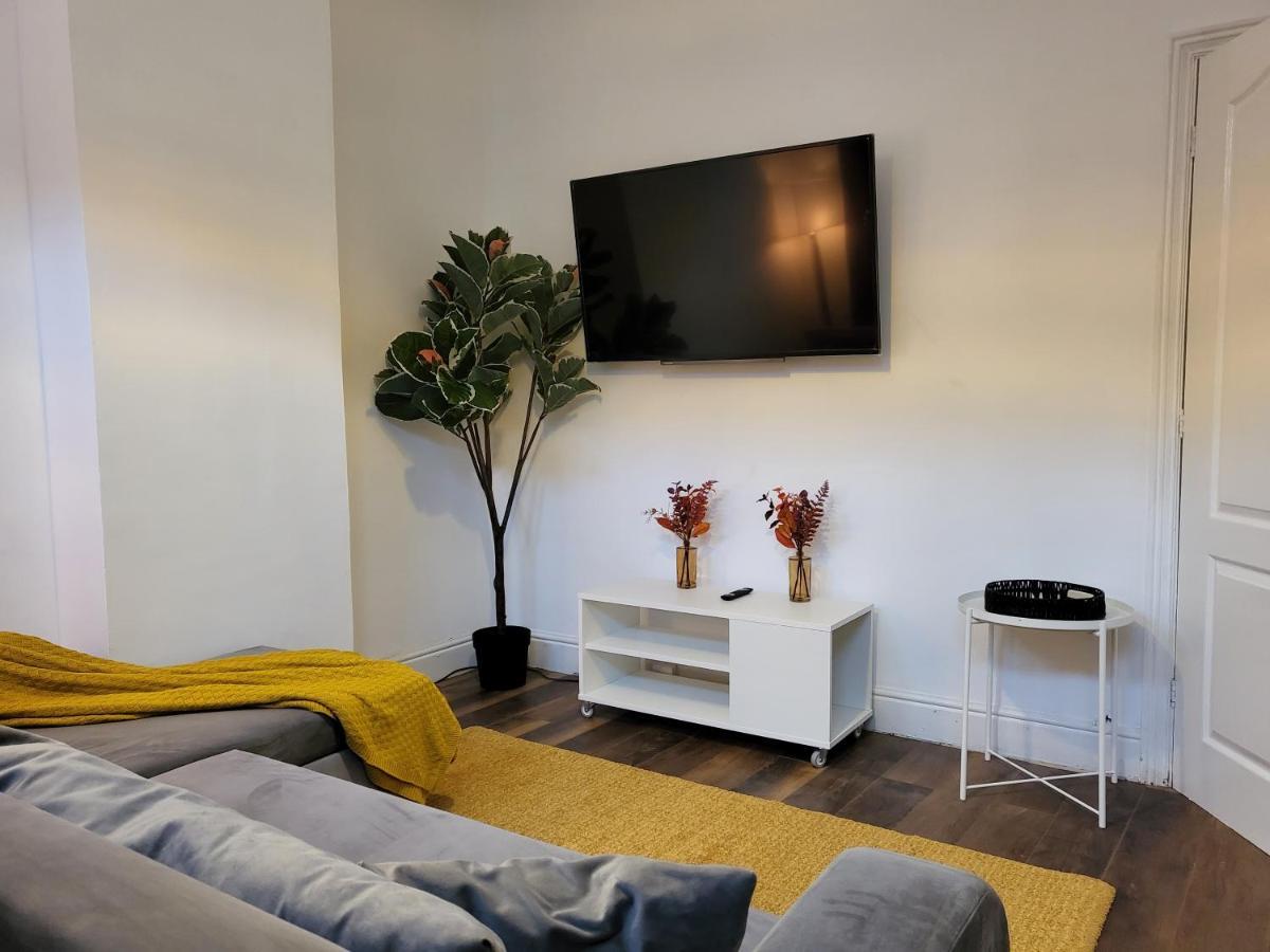 Apartment Centre Home: Business & Family-friendly Retreat *
