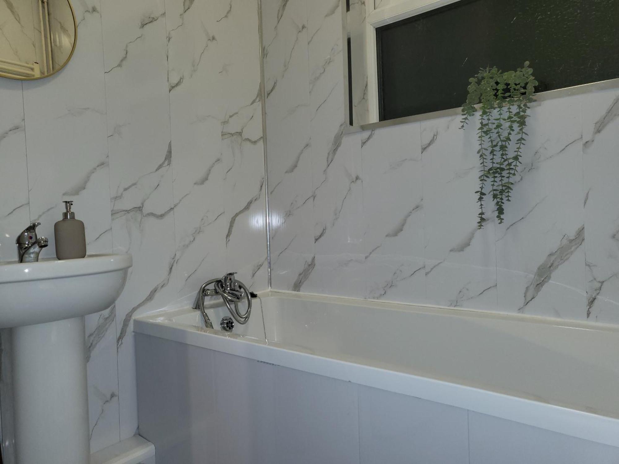 Apartment Centre Home: Business & Family-friendly Retreat *